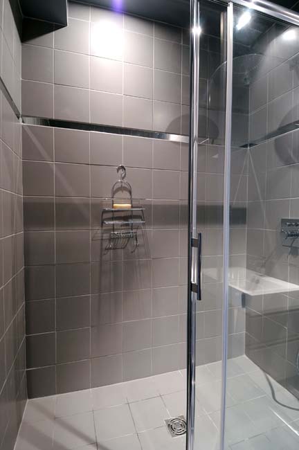 Montmartre Apartment Bathroom